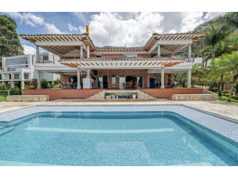 VENTA de espectacular CASA con PISCINA en Las Palmas - Poblado. Vista — foto 4