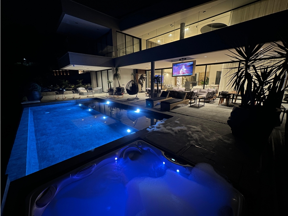 VENTA moderna CASA con PISCINA en Las Palmas -POBLADO. Pedido $15.000 — foto 3