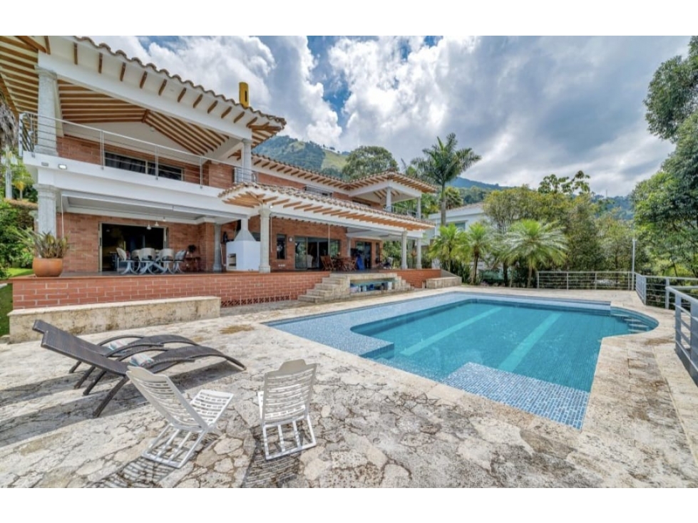 VENTA de espectacular CASA con PISCINA en Las Palmas - Poblado. Vista — foto 2