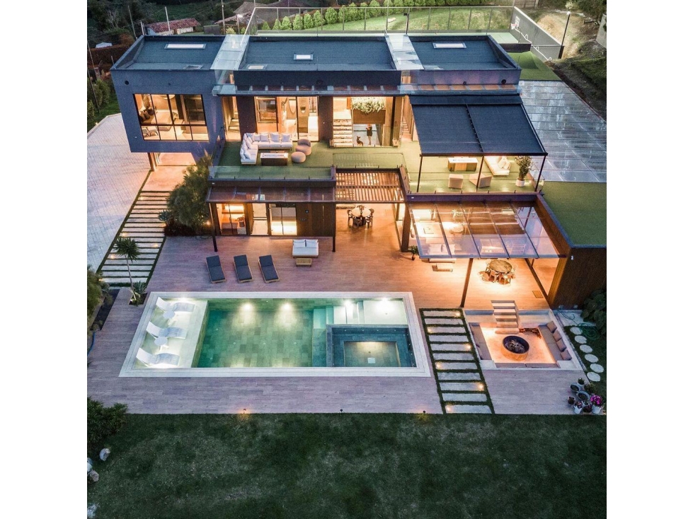 VENTA moderna CASA en LLANOGRANDE, piscina, tenis. Pedido $20.000 COP