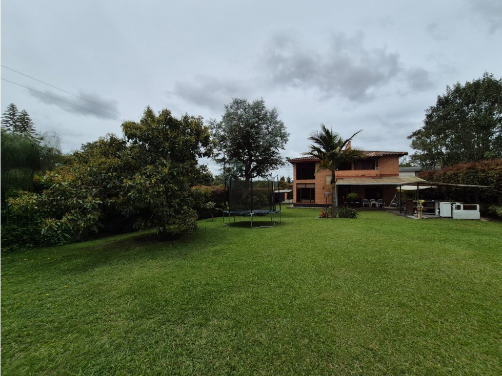 Vendo CASA con amplio jardín en parcelación Envigado - El Escobero. — foto 2