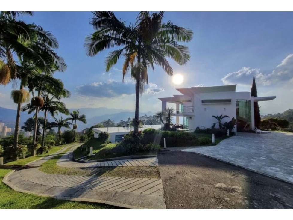 VENTA hermosa Casa con PISCINA en Las Palmas, Poblado - Medellín — foto 2