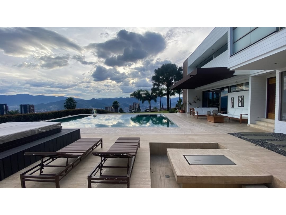 Venta moderna casa con piscina y vista a la ciudad, Poblado, Medellín