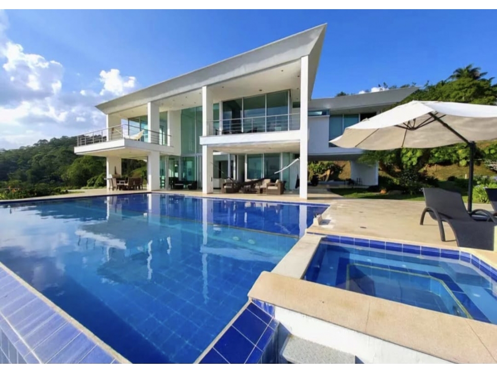 VENTA hermosa Casa con PISCINA en Las Palmas, Poblado - Medellín