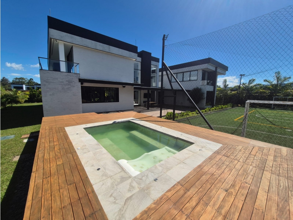 VENTA CASA LUJOSA EN LLANOGRANDE CON PISCINA Y CANCHA DE FÚTBOL. - 1