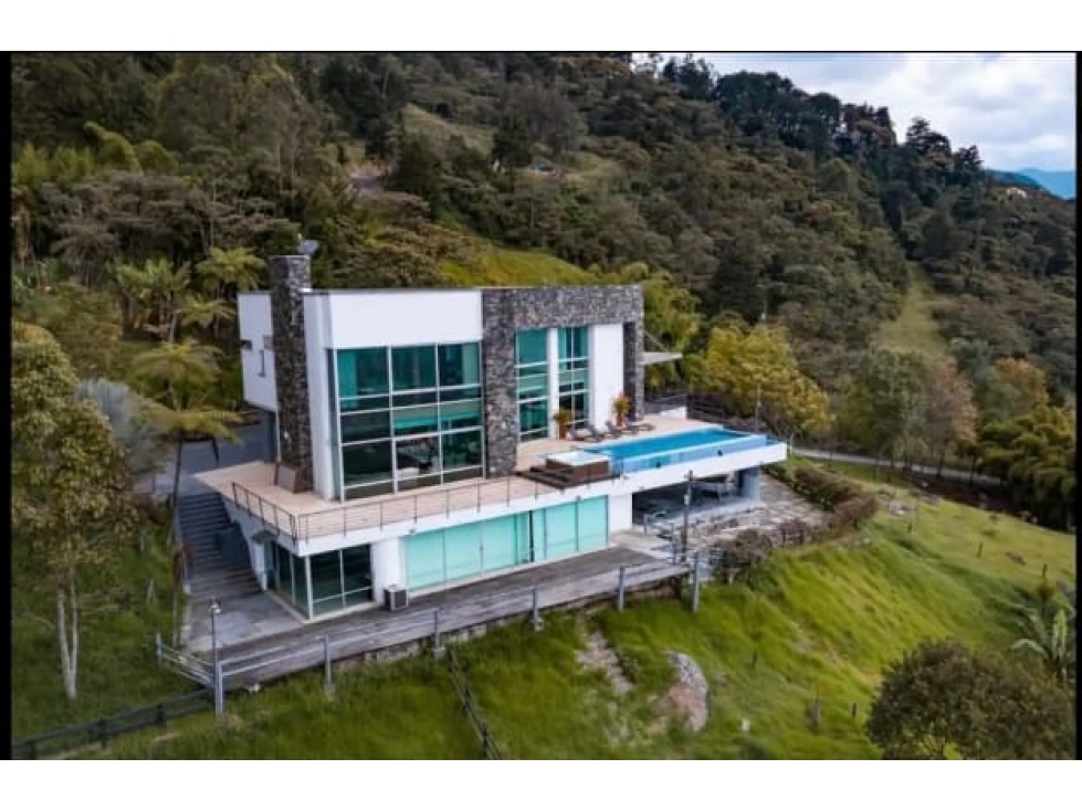 VENTA lujosa CASA independiente en Poblado con PISCINA, sector Palmas. — foto 3