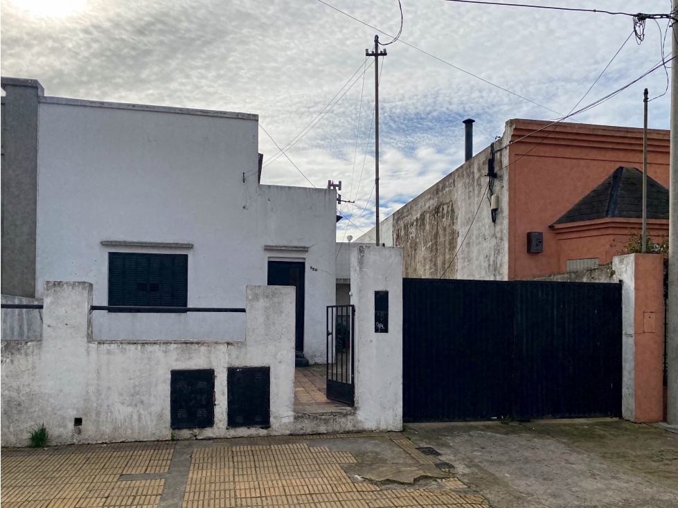 Casa de 4 dormitorios semicentro - 1