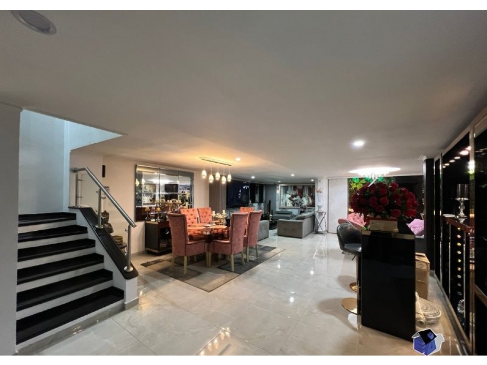 Casa Remodelada en Venta, Envigado Por la transversal.