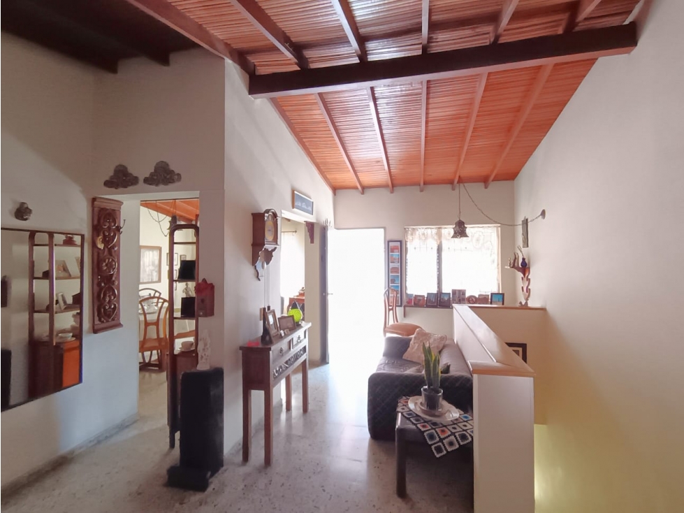 Venta casa independiente dos niveles en Medellín, sector Los Colores — foto 2
