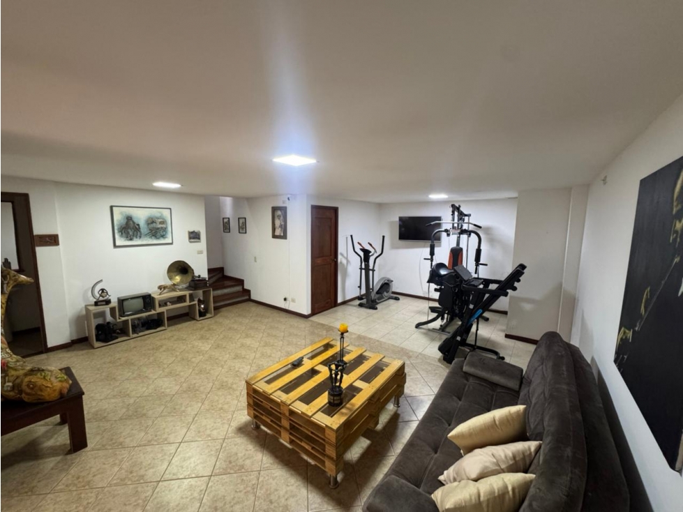 Venta casa de 3 niveles en Envigado, sector Loma del Chocho — foto 2