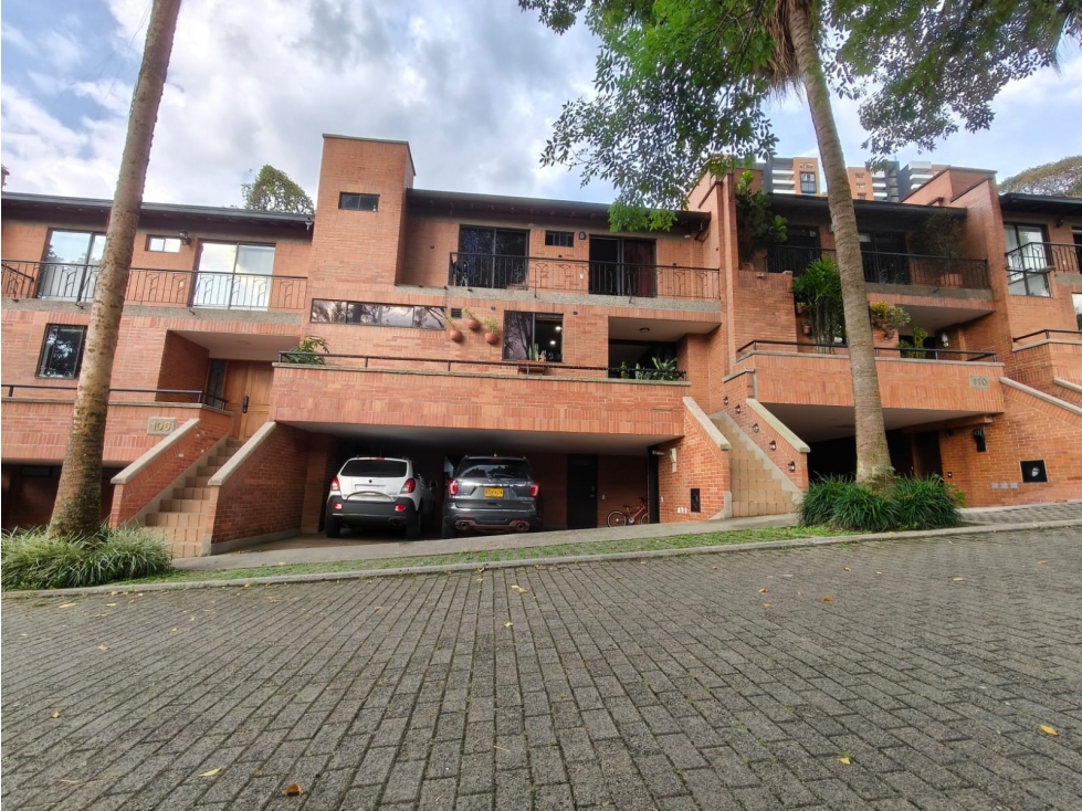 Venta casa en Envigado, sector Loma de las Brujas.