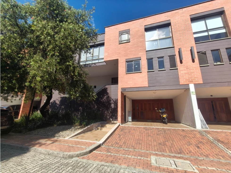 Casa en Arriendo, Medellín, El Poblado, Los Balsos, Jardín privado.
