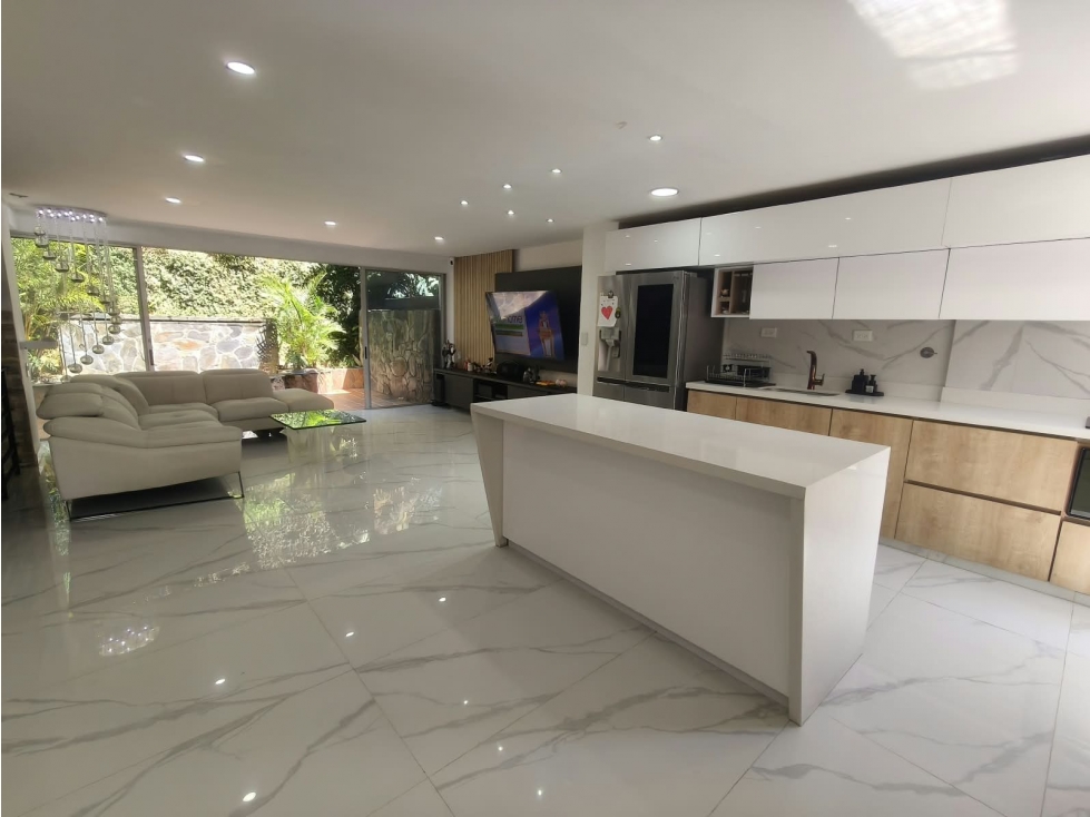 Casa Remodelada en Arriendo, Poblado, Altos del Poblado.
