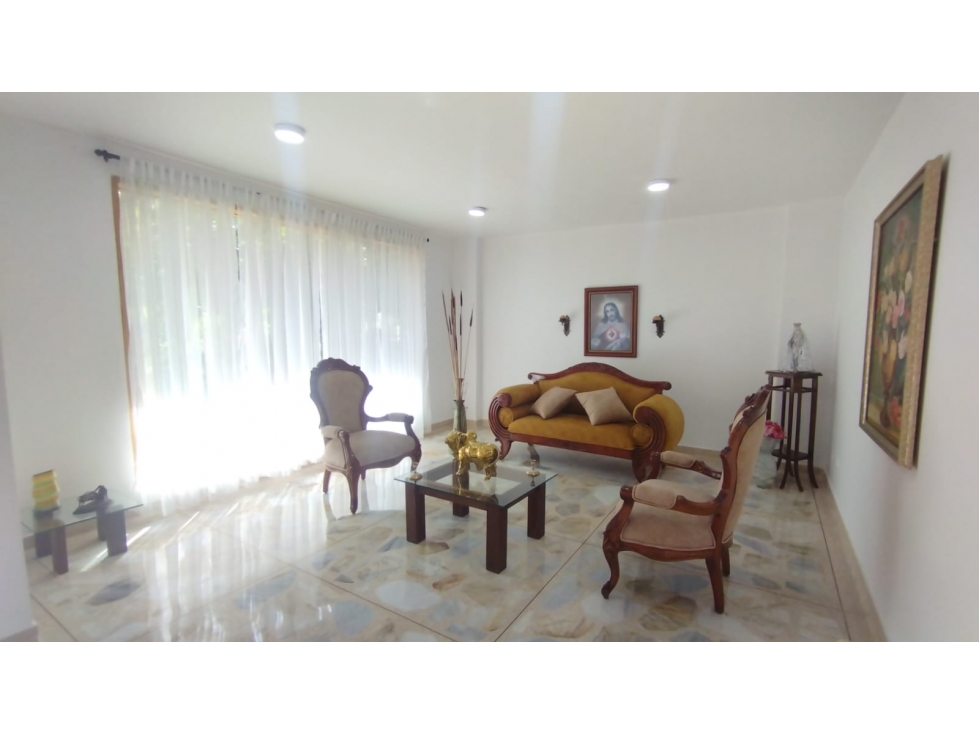 Venta de Casa Tradicional de 2 Niveles en Envigado Alto del Escobero — foto 2