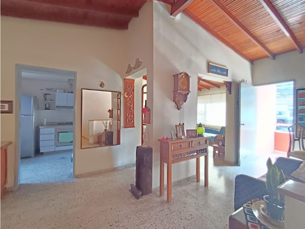 Venta casa independiente dos niveles en Medellín, sector Los Colores