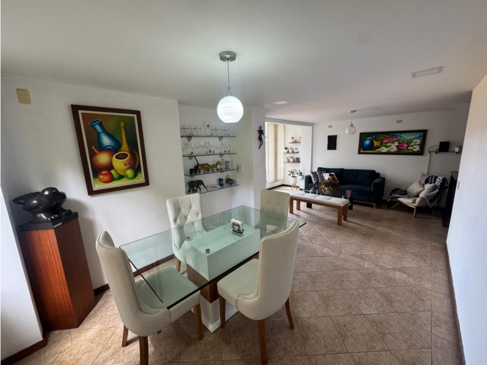 Venta casa de 3 niveles en Envigado, sector Loma del Chocho