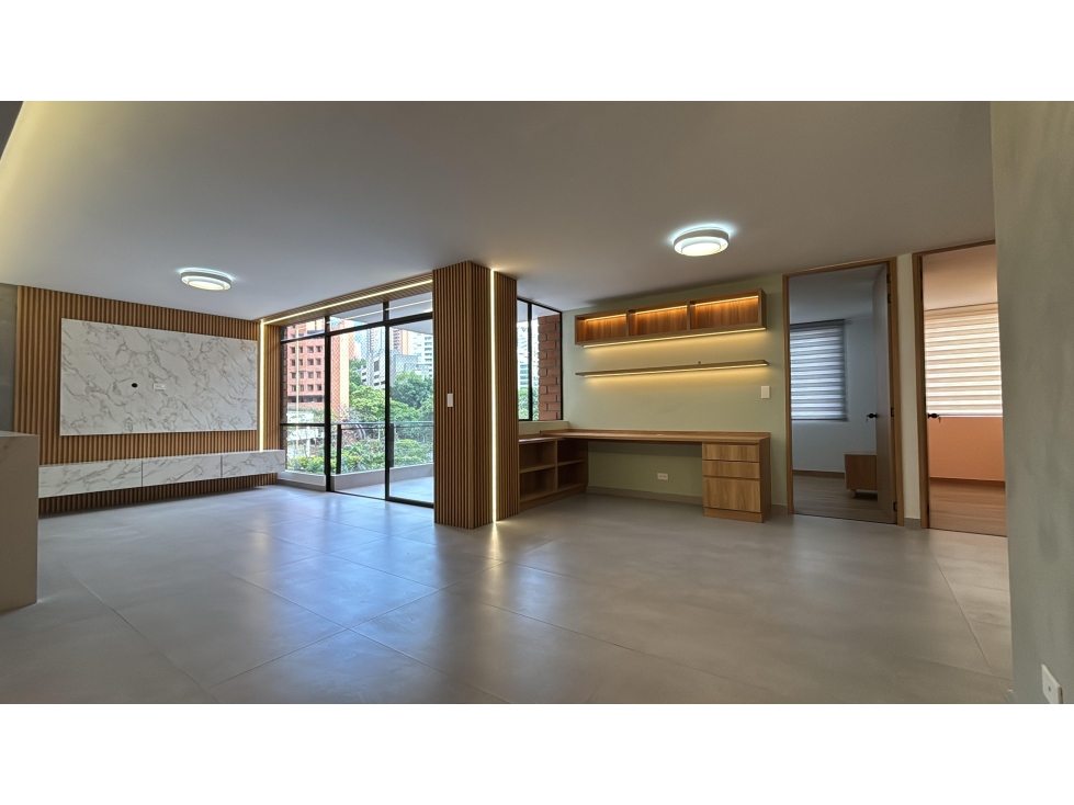 Apartamento en Venta Remodelado, Poblado, Patio bonito