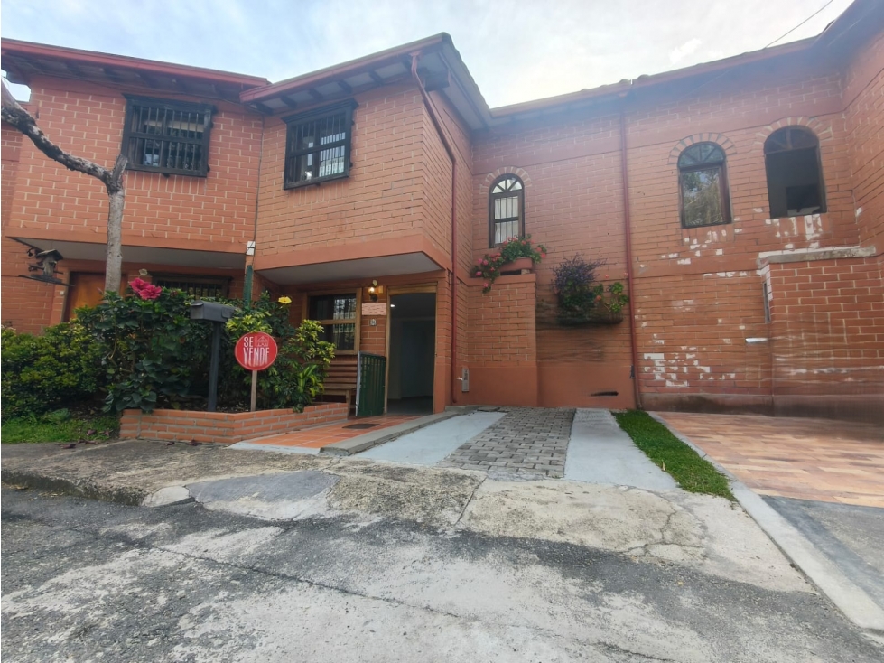 Casa Remodelada en Venta, El Retiro, cerca al Parque