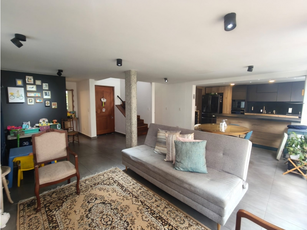 Casa Remodelada en Venta, Poblado, El Tesoro.