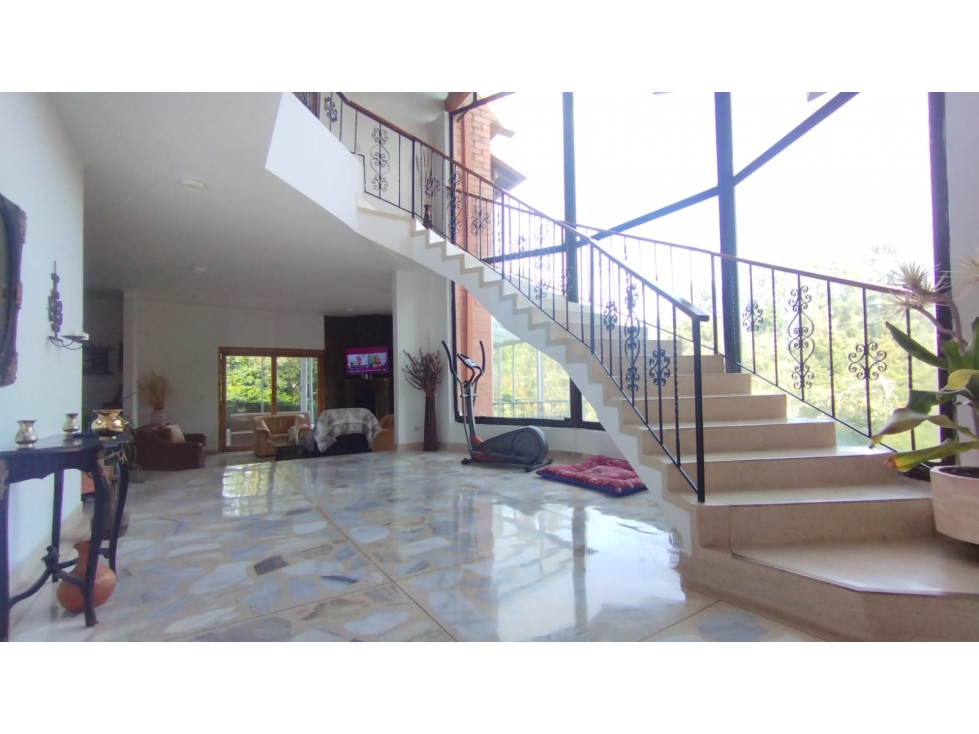 Venta de Casa Tradicional de 2 Niveles en Envigado Alto del Escobero — foto 4