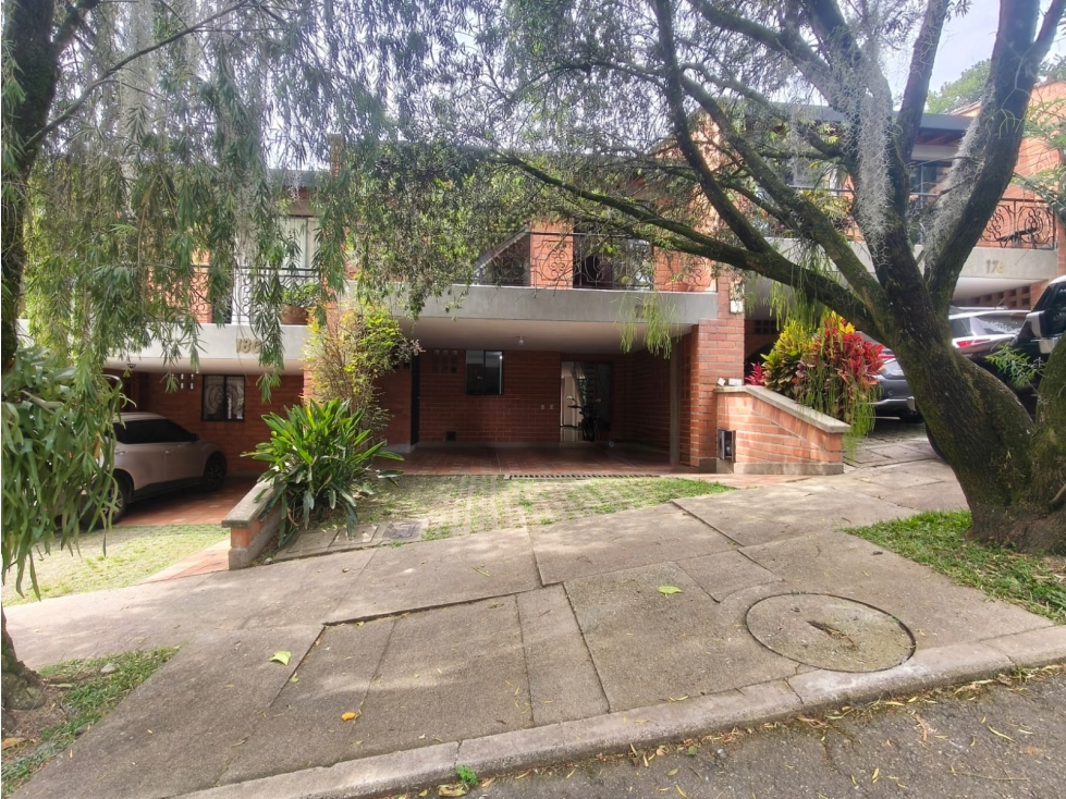 Casa en Venta, Envigado, Loma de las Brujas | Unidad Cerrada.