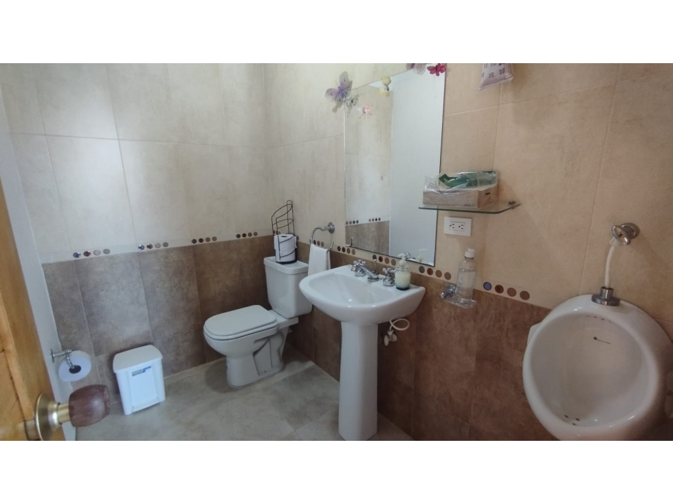 Venta de Casa Tradicional de 2 Niveles en Envigado Alto del Escobero — foto 3