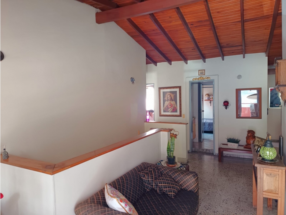 Venta casa independiente dos niveles en Medellín, sector Los Colores — foto 4