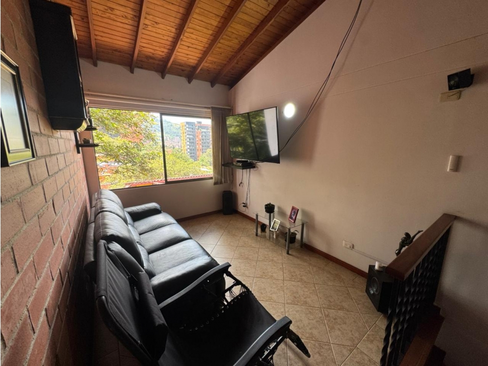 Venta casa de 3 niveles en Envigado, sector Loma del Chocho — foto 5