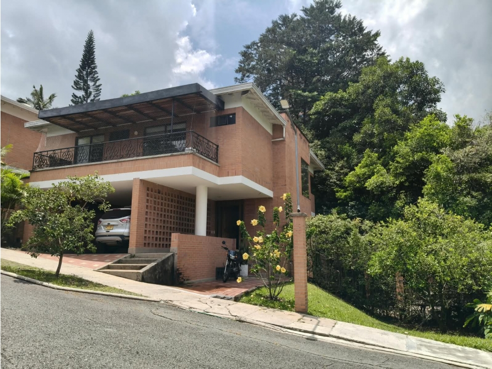 Casa de 2 Niveles en Venta para Remodelar, Poblado, cerca al CES