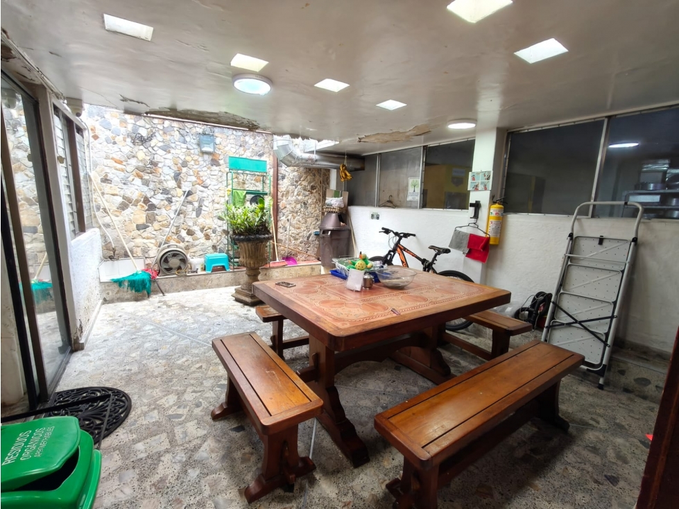 Venta casa independiente de dos niveles en Medellín, barrio Velódromo. — foto 5