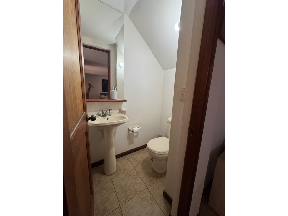 Venta casa de 3 niveles en Envigado, sector Loma del Chocho — foto 4