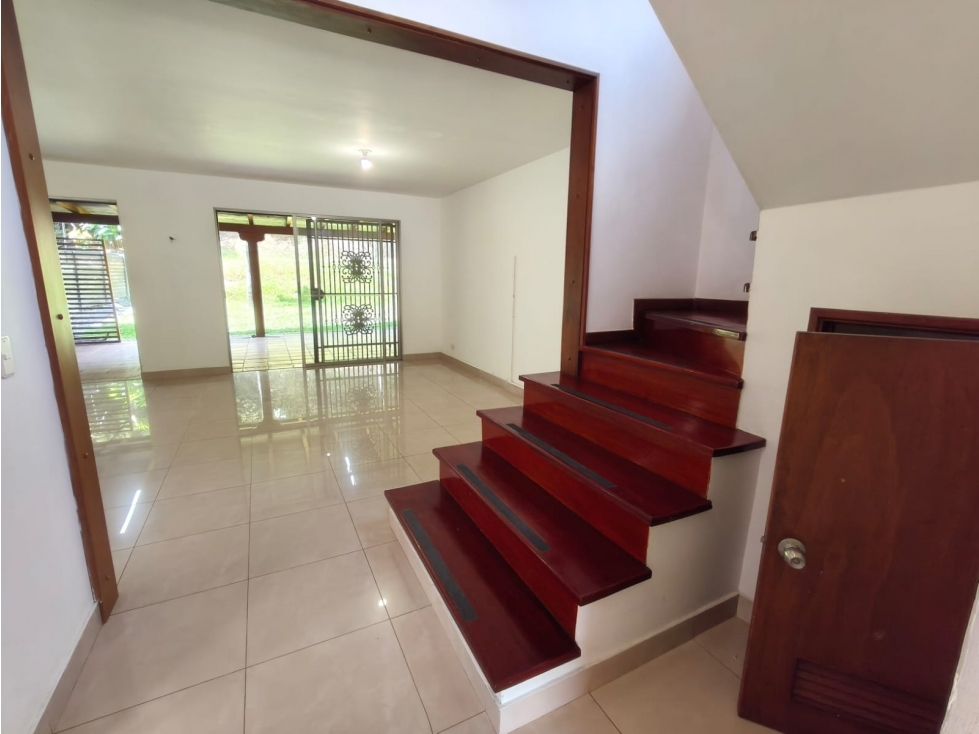 Casa de 2 Niveles en Arriendo Envigado Loma del Atravesado. — foto 3