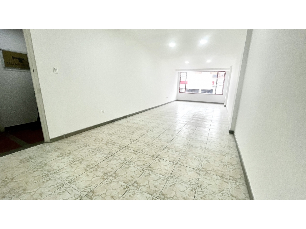 CEDRITOS 33m2 EXTERIOR Piso 2 FLUJO PEATONAL Y CARROS LOZA