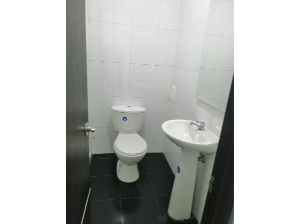 CEDRITOS 33m2 EXTERIOR Piso 2 FLUJO PEATONAL Y CARROS LOZA — foto 3
