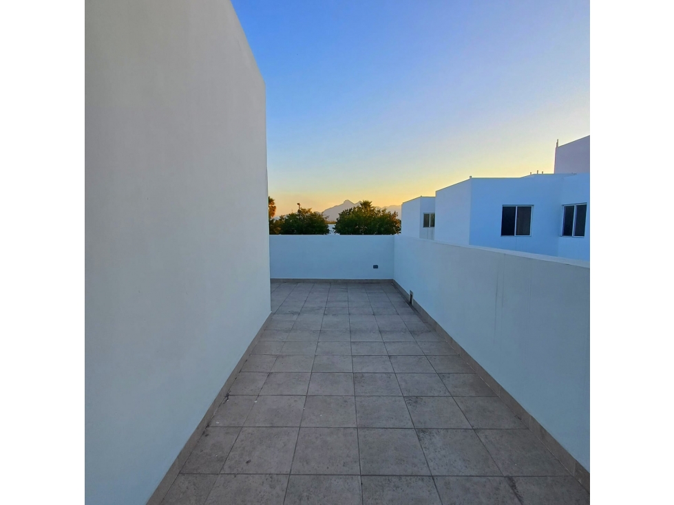 VENTA DE CASA EN ESQUINA EN APODACA N.L, EXCELENTE UBICACION - 2