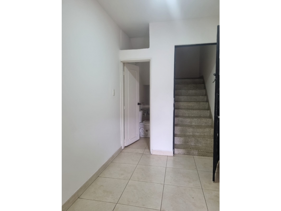VENDO CASA PARA INVERSION BARRIO MIRAFLORES — foto 4
