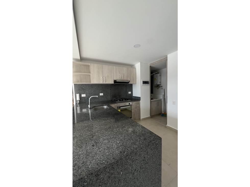 ALQUILO APARTAMENTO 4TO PISO CON PARQUEADERO Y DEPOSITO — foto 4