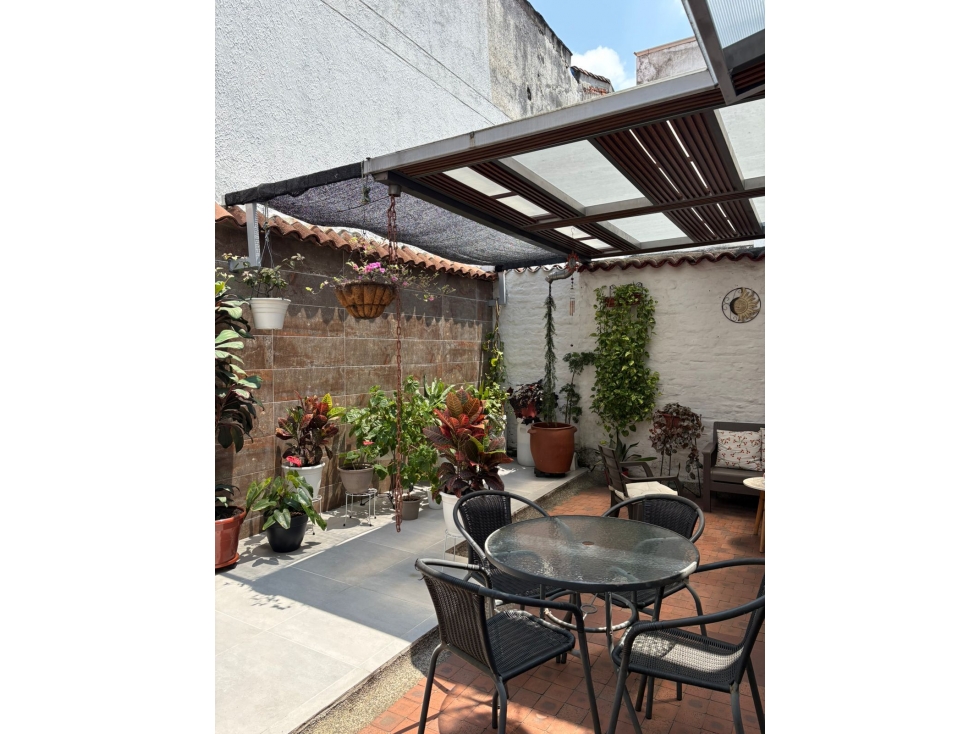 Venta Casa Independiente 2 Niveles en el sur Barrio Camino Real