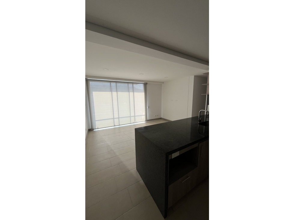 ALQUILO APARTAMENTO 4TO PISO CON PARQUEADERO Y DEPOSITO — foto 3