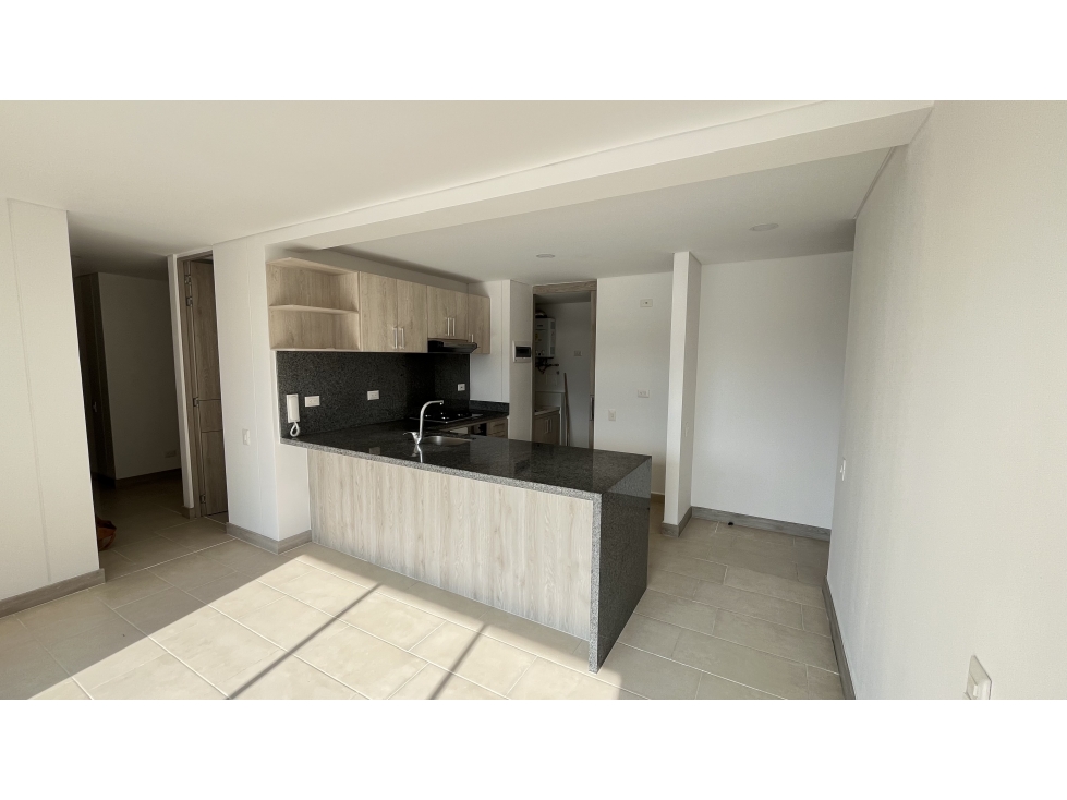 ALQUILO APARTAMENTO 4TO PISO CON PARQUEADERO Y DEPOSITO — foto 2