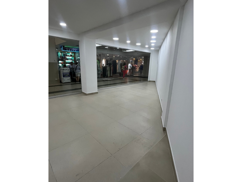 Local de 2 pisos en Cosmocentro Cali Esquinero y con Alta Exposición — foto 3