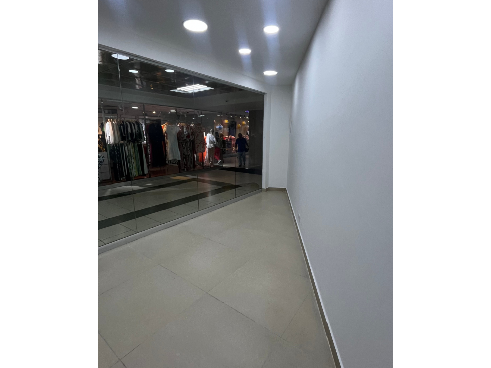 Local de 2 pisos en Cosmocentro Cali Esquinero y con Alta Exposición — foto 5