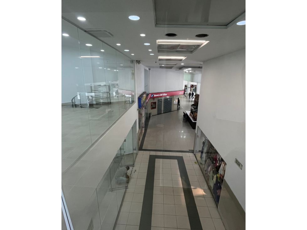 Local de 2 pisos en Cosmocentro Cali Esquinero y con Alta Exposición
