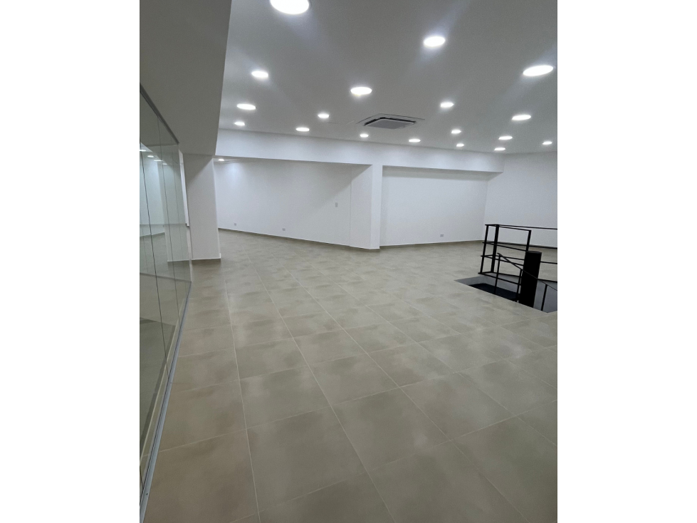 Local de 2 pisos en Cosmocentro Cali Esquinero y con Alta Exposición — foto 2