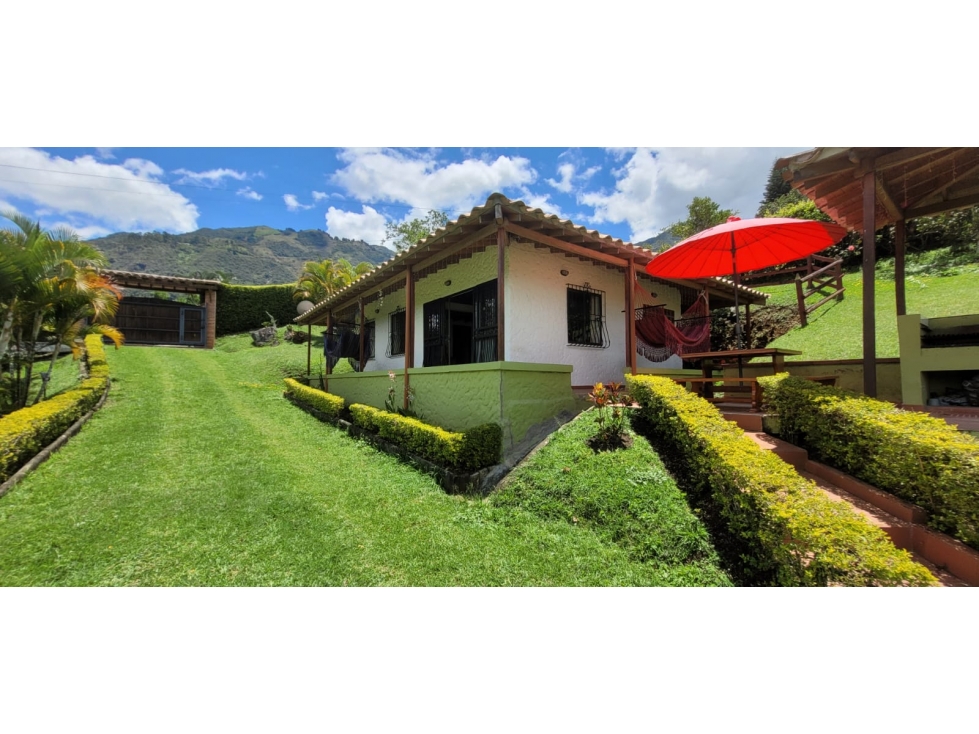Excelente Finca Independiente en Venta Copacabana