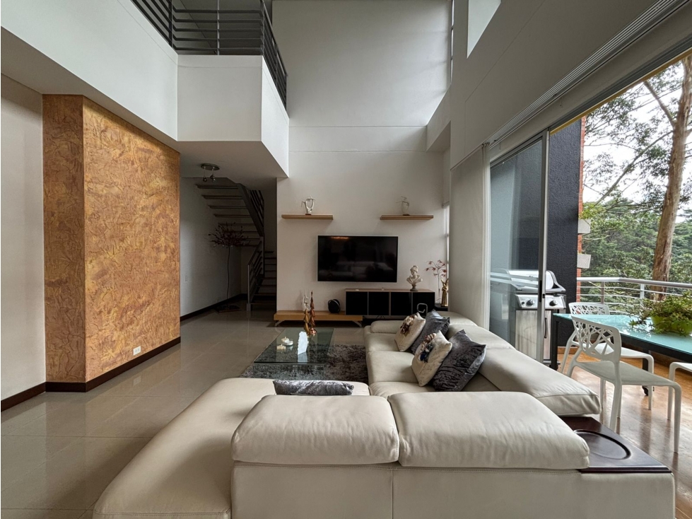 Apartamento duplex con vista verde, sector Tesoro - Poblado