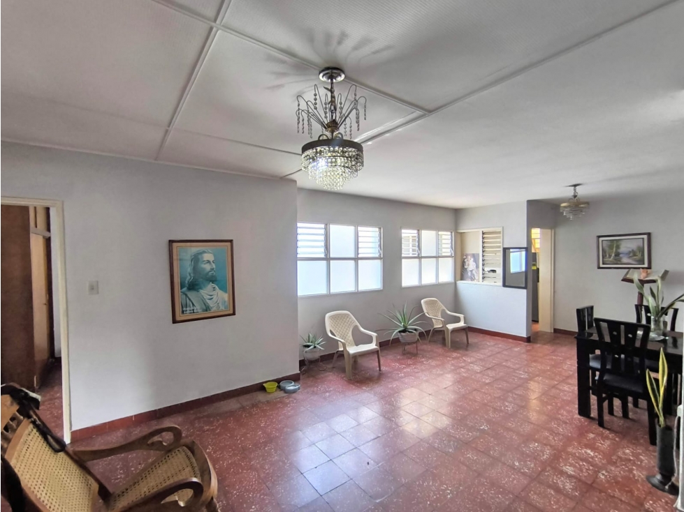 APARTAMENTO CON EXCELENTE UBICAION - 4 HABITACIONES.