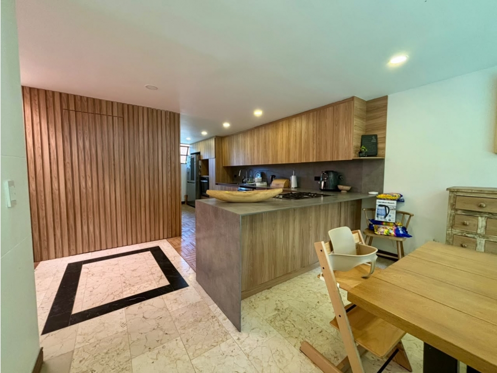Casa parcialmente remodelada en venta, San Lucas - Poblado.