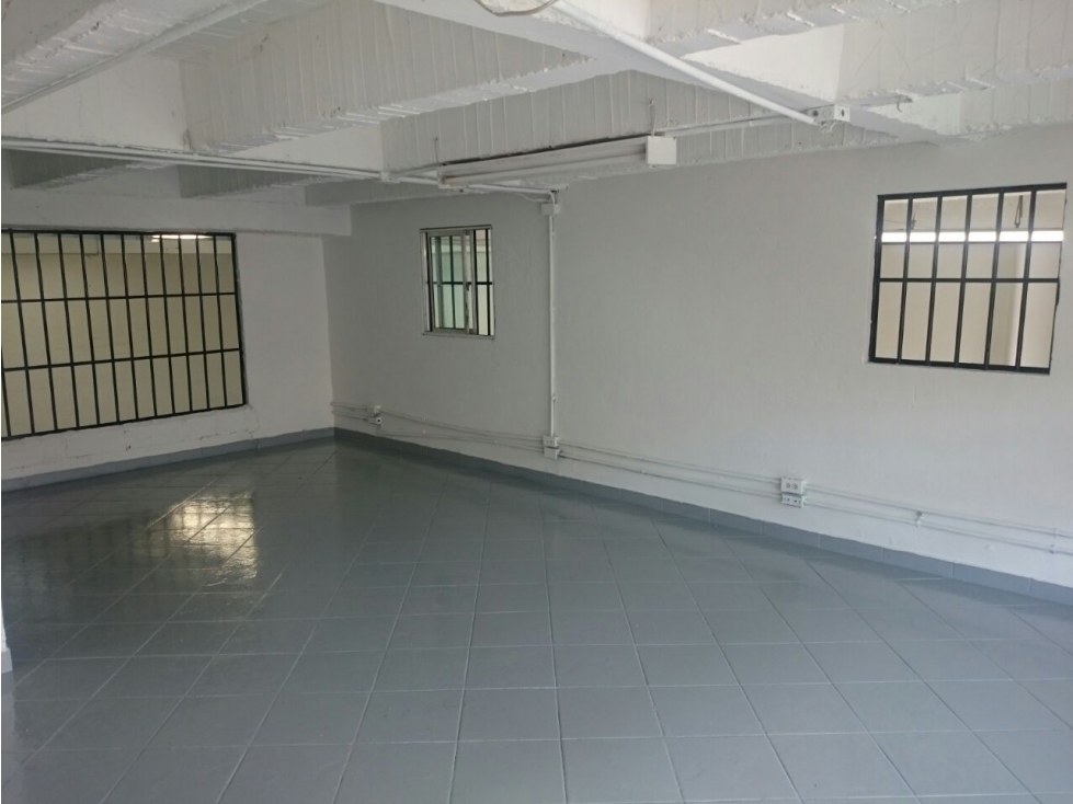 BODEGA DE TRES NIVELES EN BARRIO COLOMBIA