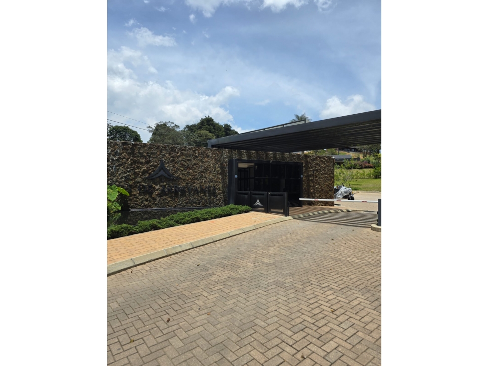 Hermoso lote en Alto de Las Palmas en unidad exclusiva.